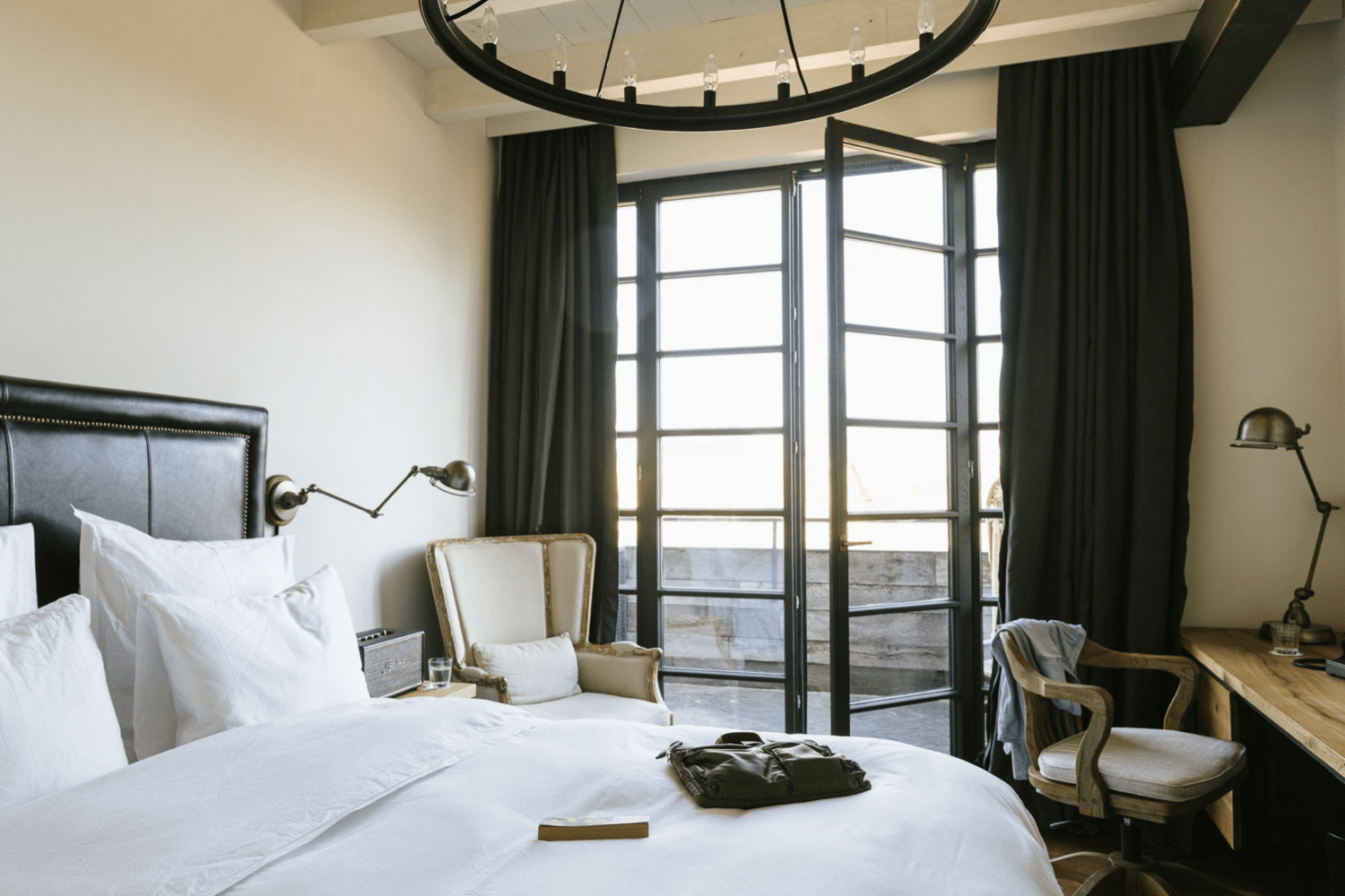 Hotel room slowed. Тбилиси гостиница Румс. Хотелс рум Тбилиси. Rooms Hotel Tbilisi Room. Hotel 21 Тбилиси.